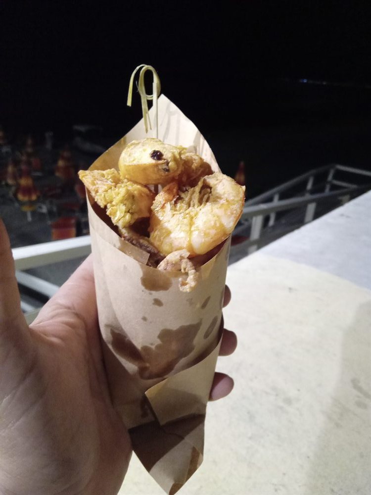 A real paper cuoppo filled with freshly fried food