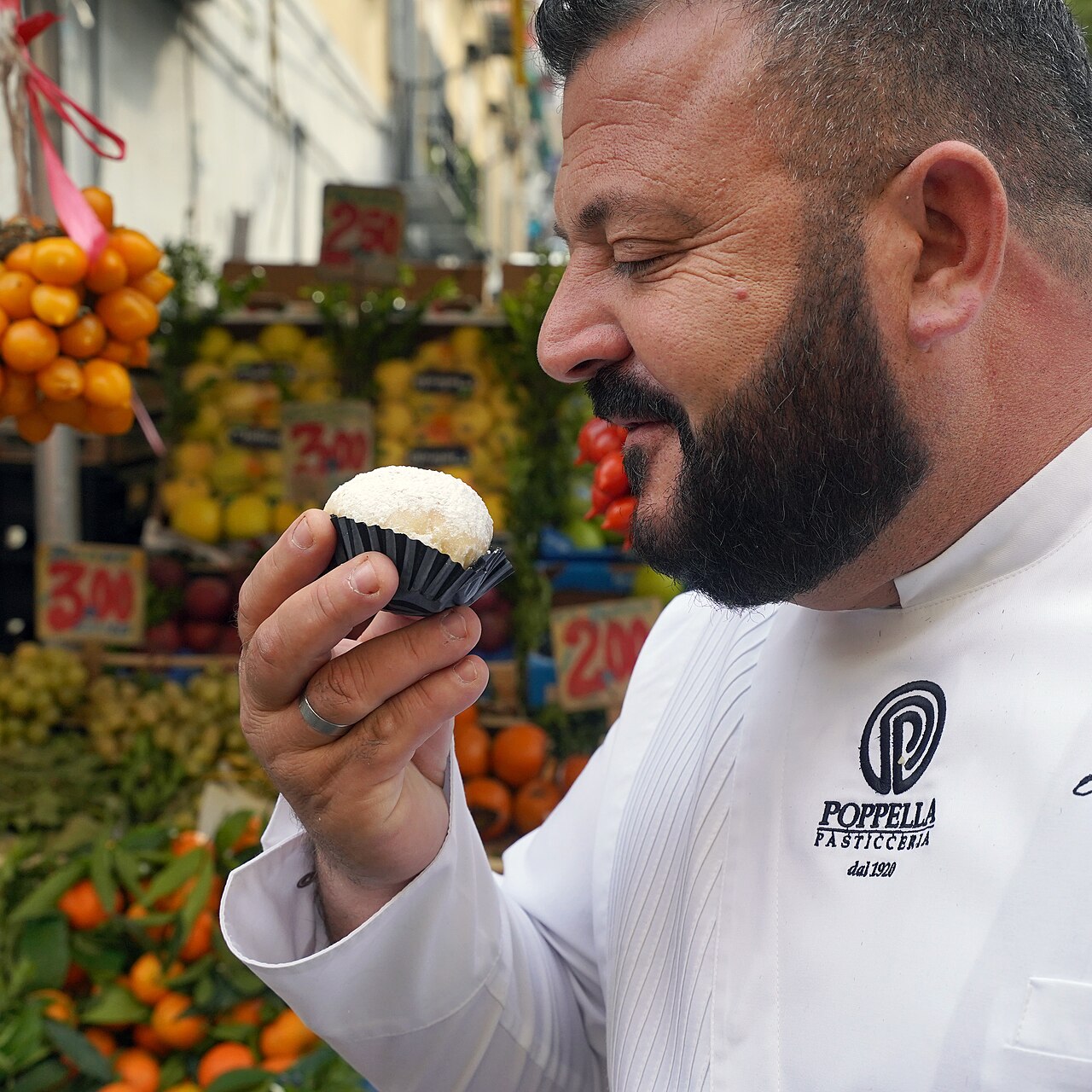 Real fiocco di neve cream-filled pastry from Naples